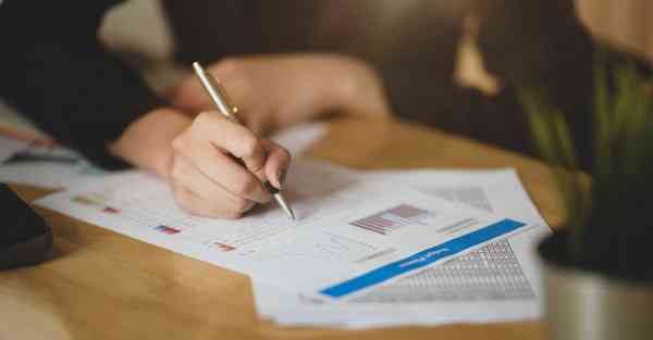 智能女机器人真人：开启无人服务时代