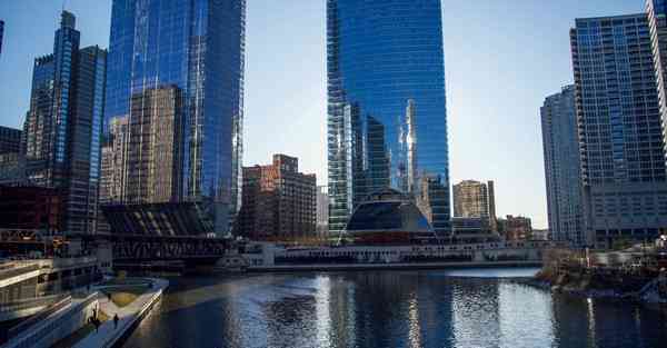 人工智能机器人和人谈恋爱