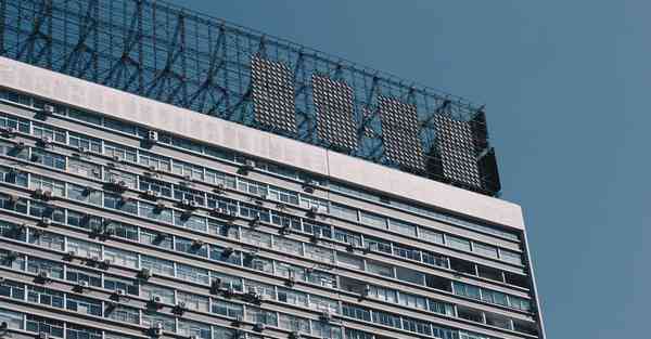 人工智能机器人和人谈恋爱